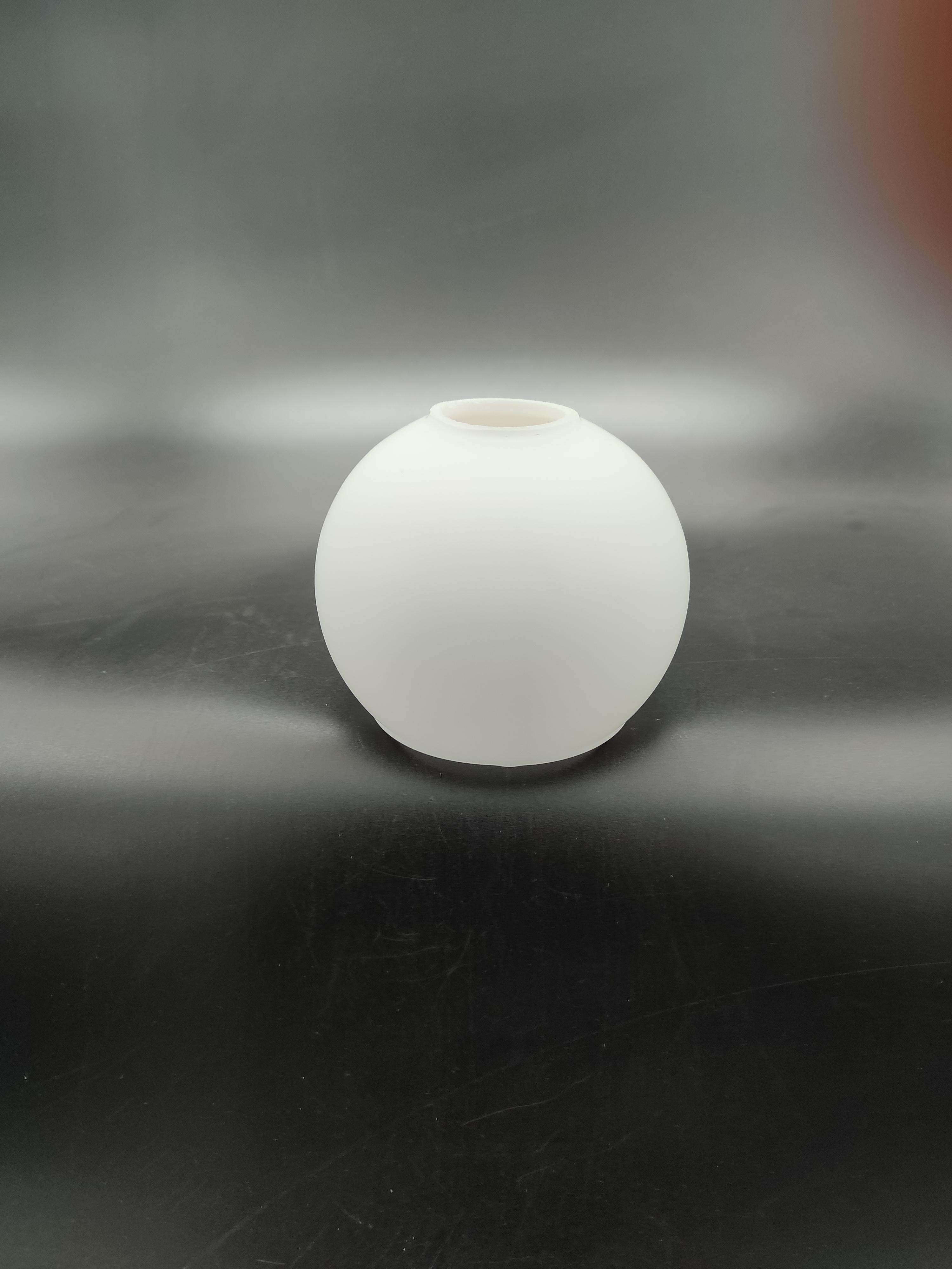 KÜÇÜK AVİZE CAMI.Yuvarlak,Düz,BEYAZ renkte (Çap:10.00cm-Duy yuvası:3.00cm)Mum ampule göre (E.14)